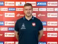 Mężczyzna w koszulce z orłem, podobny do Julena Aginagalde, stoi na tle ścianki z logotypami sponsorów, m.in. ORLEN.