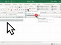 Excel-Menü zeigt Option "Zellen verbinden" an, um mehrere Zellen zu einer einzigen zusammenzuführen.