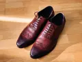Eleganti derby scarpe in pelle marrone con dettagli wingtip e perforazioni, pronte per un'occasione speciale.