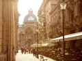 Spacerem po Bukareszcie, gdzie widać ludzi siedzących w ogródku restauracji. Czy bukareszt jest bezpieczny? Tak, wygląda na spokojne miejsce.