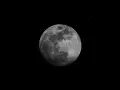 La luna llena, como en la lilith carta natal, brilla en el espacio profundo, rodeada de estrellas.