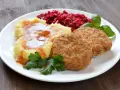 Dwa soczyste mielone z piekarnika, podane z purée ziemniaczanym polanym sosem, surówką z buraków i listkami bazylii.