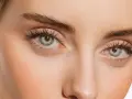 Maquillage subtil pour paupières tombantes, rehaussé par le regard intense derrière des lunettes imaginaires.