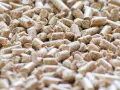 Un primo piano di pellet di legno, un combustibile ecologico. Cos'è il pellet? Piccoli cilindri di segatura compressa, ideali per stufe e camini.