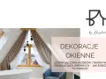Eleganckie zasłony tworzą piękny deseń wokół okna w łazience z wanną.