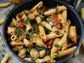 Makaron penne z kurczakiem, szpinakiem i suszonymi pomidorami w sosie.