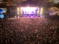 Tłum ludzi na koncercie podczas Cieszynów Rock Festiwal. Na scenie gra zespół, a przed nią tysiące fanów.