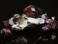 Surowe granaty, kamienie o głębokiej czerwieni, emanujące tajemniczym blaskiem. Mówi się, że granat właściwości magiczne posiada, dodając odwagi i pasji.