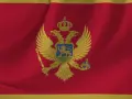 Flaga Czarnogóry z dwugłowym orłem i tarczą herbową. Symbol dumy narodowej, który można zobaczyć podczas podróży do tego pięknego kraju.