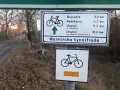 Znak drogowy informuje o odległościach do Brąswałd, Redykajn, Olsztyna i Lasu Miejskiego. To część szlaku Warmińska Łynostrada.