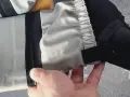 Hand hält ein Hosenbein mit elastischem Bund und Klettverschluss. Vielleicht ein Flicken für die wathose?