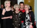 Agata Borecka, córka Aliny Janowskiej, pozuje z rodziną.