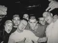 HZOP feat. Dudek RPK & RPS - każdy z nas. Grupa młodych mężczyzn pozuje do zdjęcia, jeden z nich pokazuje znak rock'n'rolla.