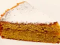 Wilgotne ciasto marchewkowe posypane cukrem pudrem. Idealne na deser, choć warto sprawdzić ciasto marchewkowe kcal przed zjedzeniem.