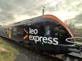 Czarny pociąg Leo Express z pomarańczowymi akcentami, gotowy do podróży z Warszawy do Gdańska.