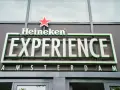 Wejście do muzeum Heineken Experience w Amsterdamie.