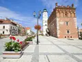 Rynek w Sandomierzu, największy rynek w Polsce, z ratuszem i kamieniczkami.