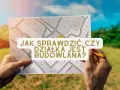 Mapa z podziałem na działki, jedna z nich jest zaznaczona na żółto. Tekst: "Jak sprawdzić, czy działka jest budowlana?". Dłonie trzymają mapę.
