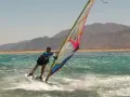Listopadowy windsurfing: Gdzie wieje i grzeje? Ekspert radzi!