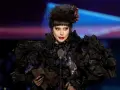 Lady Gaga w Polsce, w czarnej, falbaniastej sukni z fioletowymi wstawkami, odbiera nagrodę.