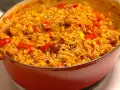 En orange gryta fylld med en smakrik jambalaya, full av ris, majs, paprika och korv. Ett perfekt recept för en mysig middag.