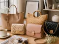 Kolekcja torebek: beżowy shopper, pikowana beżowa kopertówka, pudrowy różowy listonoszka i czarna pikowana torebka na łańcuszku. Znane marki torebek w eleganckiej aranżacji.