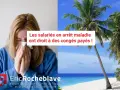 Une femme en arrêt maladie se mouche. Le texte indique que les salariés malades ont droit à des congés payés. Paysage de plage tropicale.