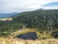 Malowniczy widok na górskie jezioro i schroniska w Karkonoszach. Idealne miejsce na wakacje w górach.