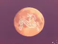 Pomarańczowy księżyc w Koziorożcu, ozdobiony białym symbolem zodiaku.