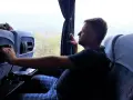 Jak spać w autokarze: sprawdzone sposoby na wygodny sen w podróży
