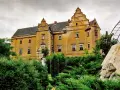 Zaniedbany pałac w Lwówku Śląskim, otoczony bujną zielenią, to jedna z jego tajemniczych atrakcji.