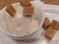 Cremiges Vanilleeis mit Karamellwürfeln, ein süßer Genuss, der an ein leckeres bimbo eis erinnert.