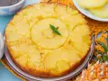 Gâteau renversé aux ananas, garni de menthe fraîche. Une délicieuse recette de gâteau ananas, parfaite pour le dessert.