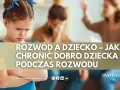 Smutna dziewczynka na pierwszym planie, w tle kłócący się rodzice. Temat: rozwód a dzieci – jak chronić dobro dziecka.