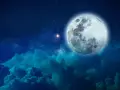 Pełnia księżyca w Byku, otoczona gwieździstym niebem i kłębiastymi chmurami, tworzy magiczny widok.