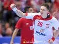Łukasz Gierak, numer 38, w białej koszulce z orłem, świętuje zdobycie punktu.