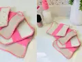 Lingettes démaquillantes lavables faites maison, roses et beiges, avec des points dorés. Un geste écologique pour votre routine beauté.