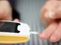 Pomiar glukometrem pokazuje prawidłowy poziom cukru we krwi z palca. Wynik 4.8 mmol/L.