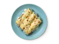 Tre cannelloni ripieni di ricotta e spinaci, gratinati al forno con besciamella e formaggio fuso, serviti su un piatto azzurro.