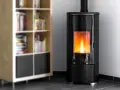Stufa a pellet moderna con fiamma viva. Nonostante il calore, la stufa a pellet fa male se non ben ventilata.