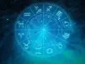 Zodiakalny krąg na tle kosmosu. Każdy znak zodiaku, od Barana po Ryby, symbolizuje drogę do numerologicznej 10.