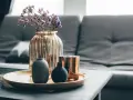 Mesita rinconera: ¿Cómo elegirla y decorarla para un salón ideal?