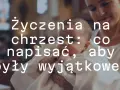 Mądre życzenia na chrzest: jak napisać coś wyjątkowego? Matka trzyma dziecko w bieli.