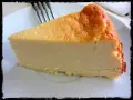 Una rebanada de tarta de queso light, con su dorada superficie y cremosa textura, lista para disfrutar.