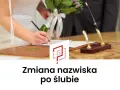 Panna młoda podpisuje dokumenty, rozpoczynając formalności związane ze zmianą nazwiska po ślubie.