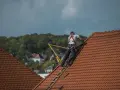 Jak chodzić po dachu z dachówki i uniknąć niebezpieczeństw