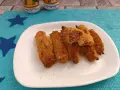 Fiori di zucca ripieni dorati e croccanti, un antipasto invitante.
