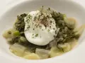 Huevo escalfado sobre pencas de acelgas guisadas, con perejil picado y pimienta. Un plato sencillo y nutritivo.