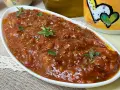 Sugo con pomodorini freschi, profumato con erbe aromatiche, pronto per condire la pasta.