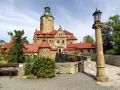 Zamek Czocha, gdzie jest? Ten malowniczy zamek z czerwonymi dachami i wieżą góruje nad okolicą, otoczony zielenią.